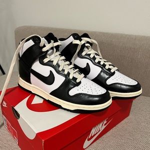BRAND NEW W NIKE DUNK HIGH: Size 7 womens